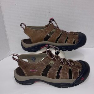 KEEN WOMAN Tan and Black Outdoor Sandals
SIZE 10